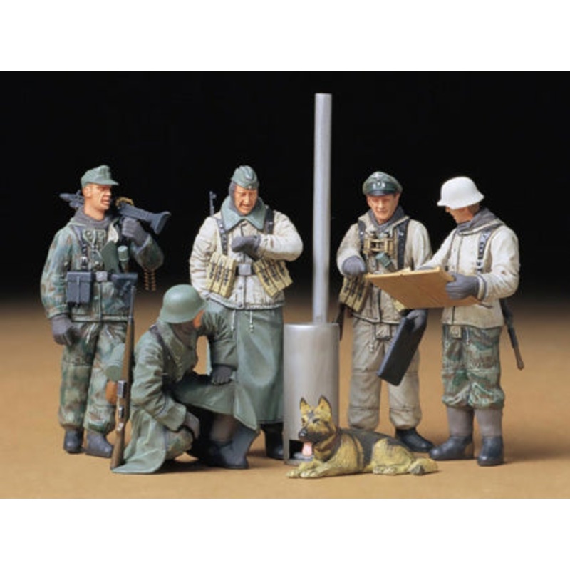 TAMIYA 35212 GER.SOLDIERS AT FIELD BRIEFING  1/35 SCALE