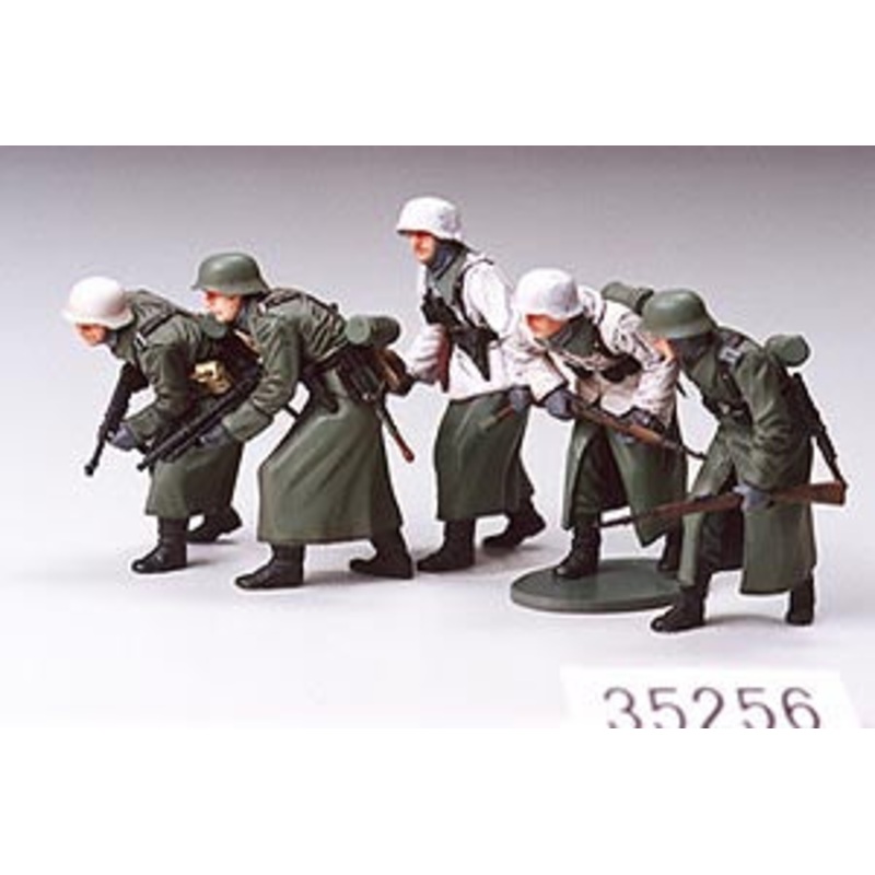 TAMIYA 35256 GERMAN ASSAULT INFANTRY WINTER GEAR  1/35 SCALE