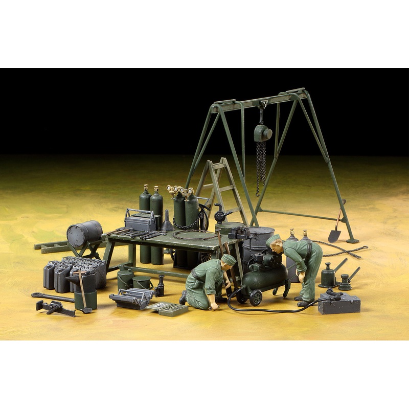 TAMIYA  37023 GERMAN FIELD MAINTENANCE TEAM AND EQUIPMENT SET  1/35 SCALE