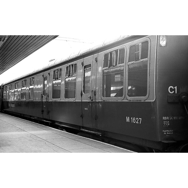Hornby R4973A BR(M)  Mk1 RB(R)  M1627 - Era 7