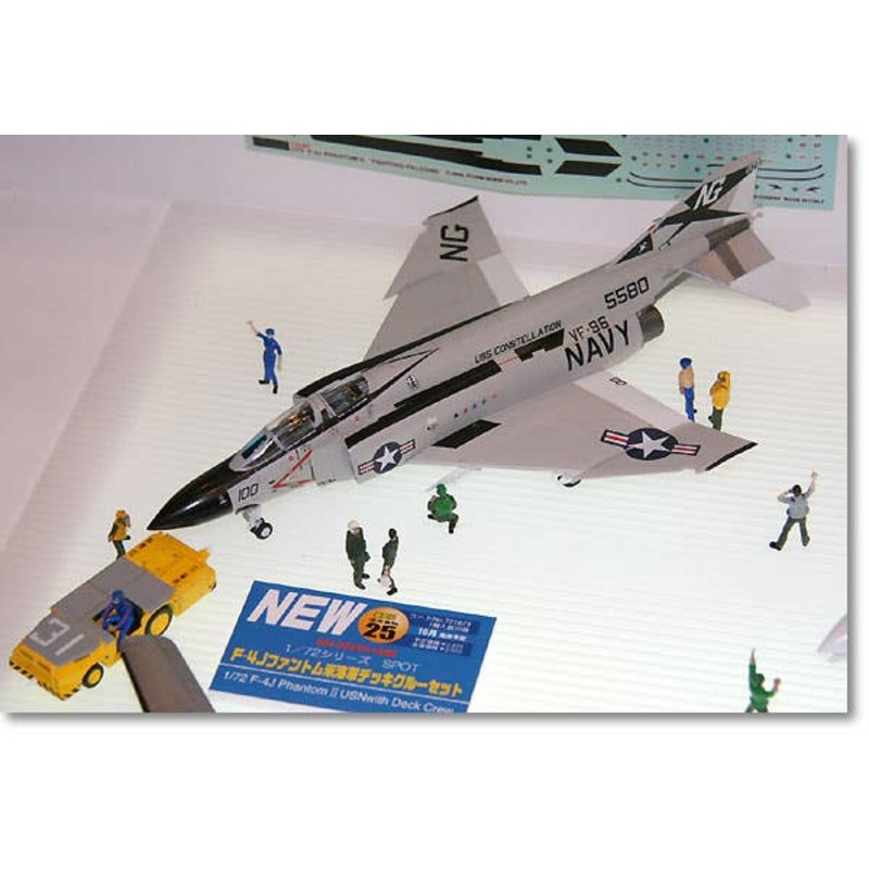 1/72 F-4J Phantom II USN w/Deck Crew