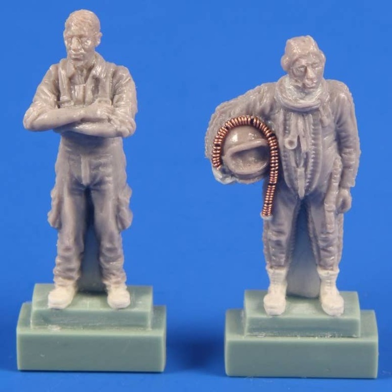 1/72 MiG-21 PF/PFM Pilot (in High Altitude Pressure Suit) And Ground Crew (2 fig.)
