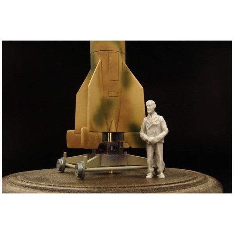 1/72 Wernher von Braun Figure