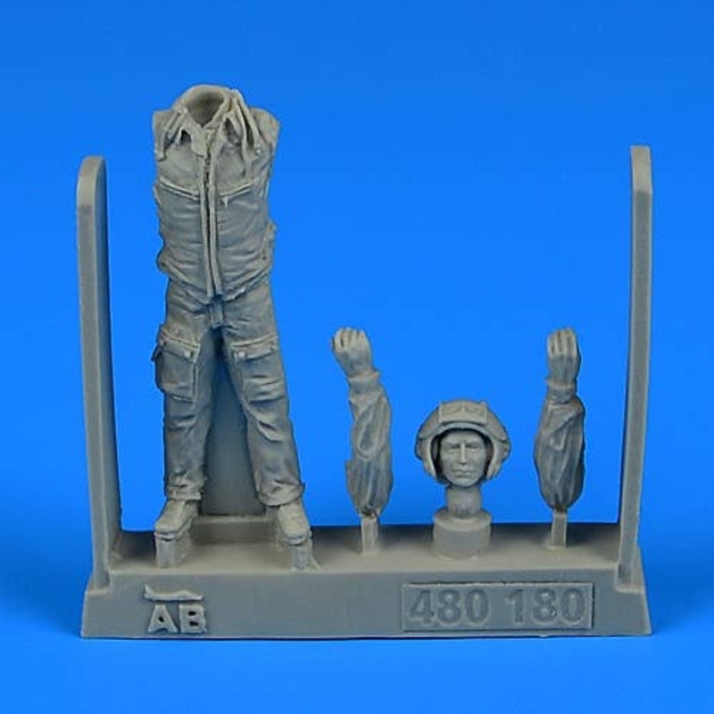 1/48 Modern Soviet Fighter Pilot with Helmet