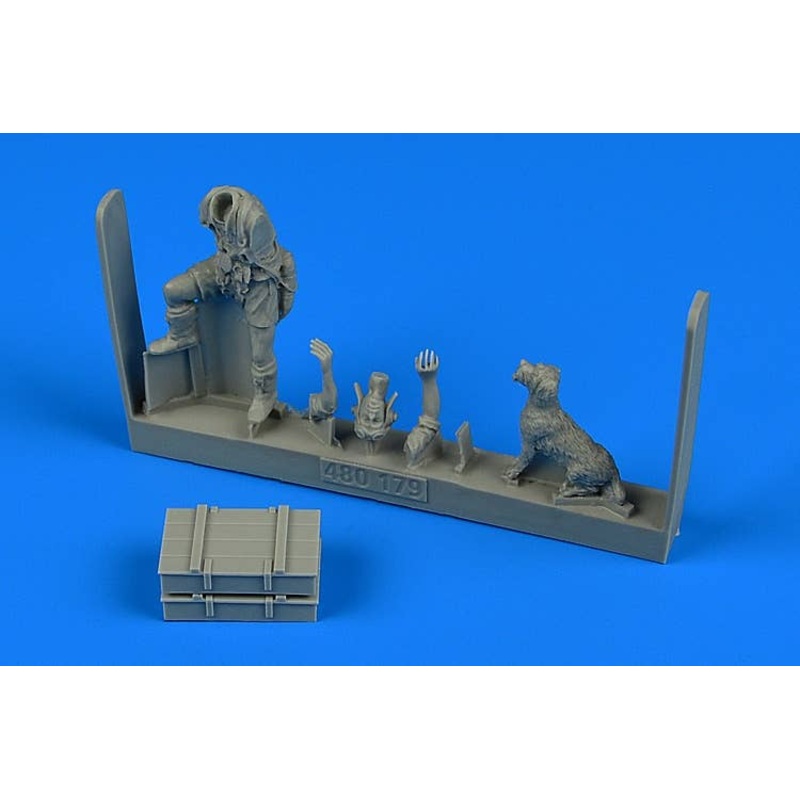 1/48 Middle East Allied Pilot WWII with Dog