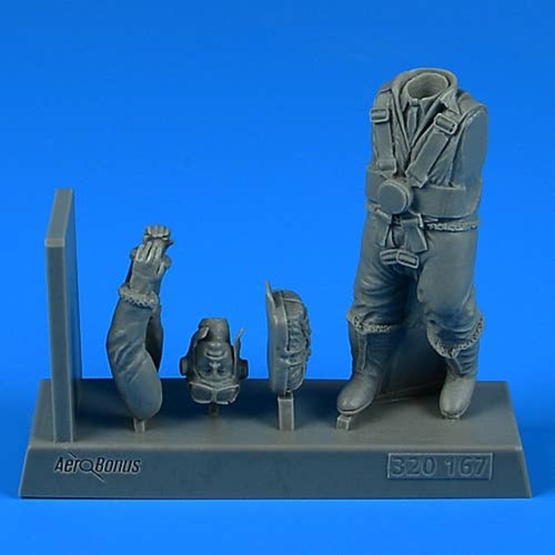 1/32 RAF WWII Bomber Pilot with Parachute