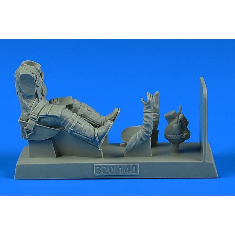 1/32 German Luftwaffe WWII Pilot with Seat for Bf 109G