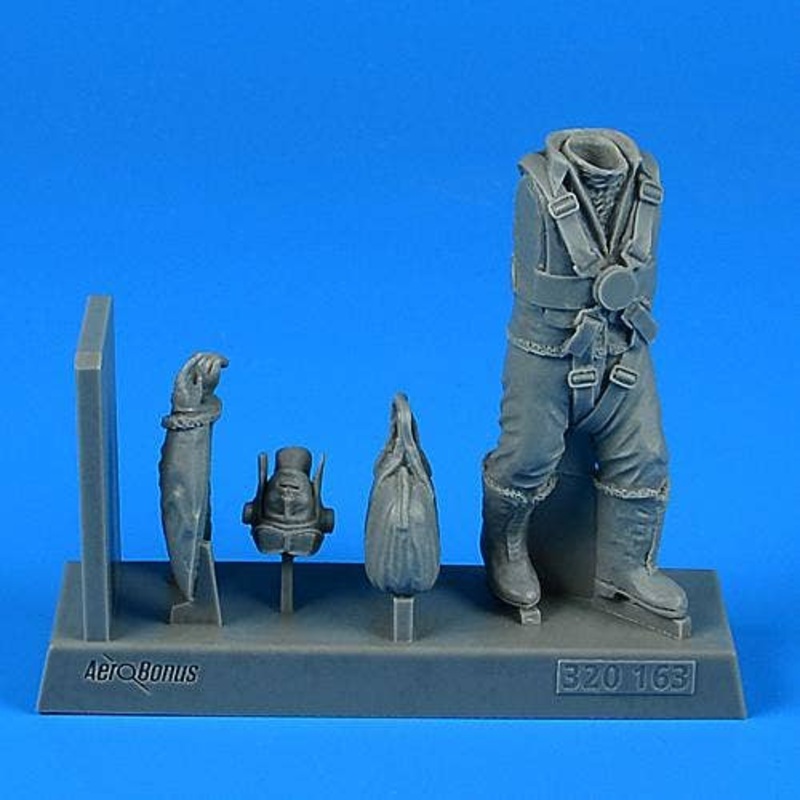 1/32 WW.II Royal Air Force Bomber Pilot W / Bag