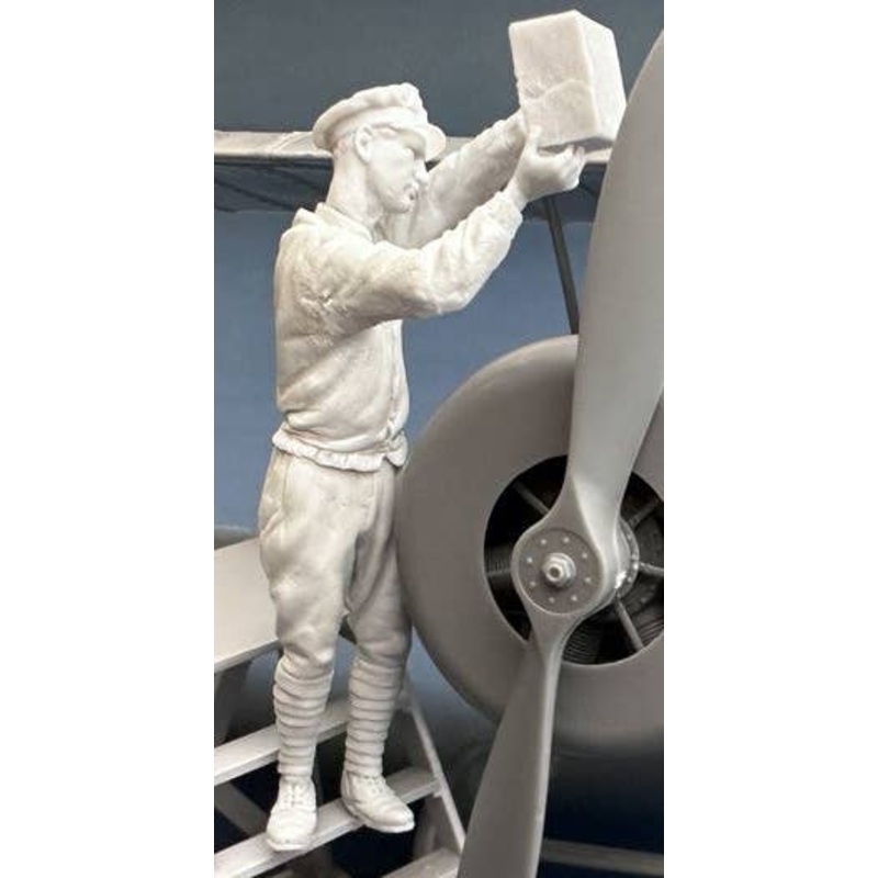 1/32 RNAS MECHANIC with a Can