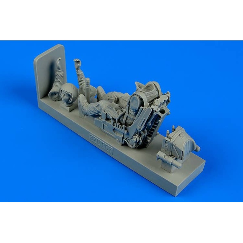 1/32 Soviet Fighter Pilot WWII with Ejection Seat for Su-27