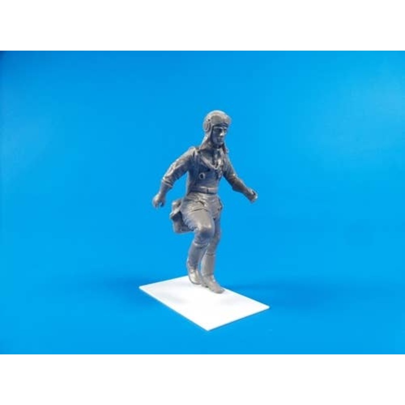 1/32 Soviet Yak-3 Pilot Running Towards His Aircraft, for Special Hobby Kit