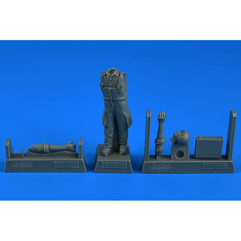1/32 Warsaw Pact Aircraft Mechanic B