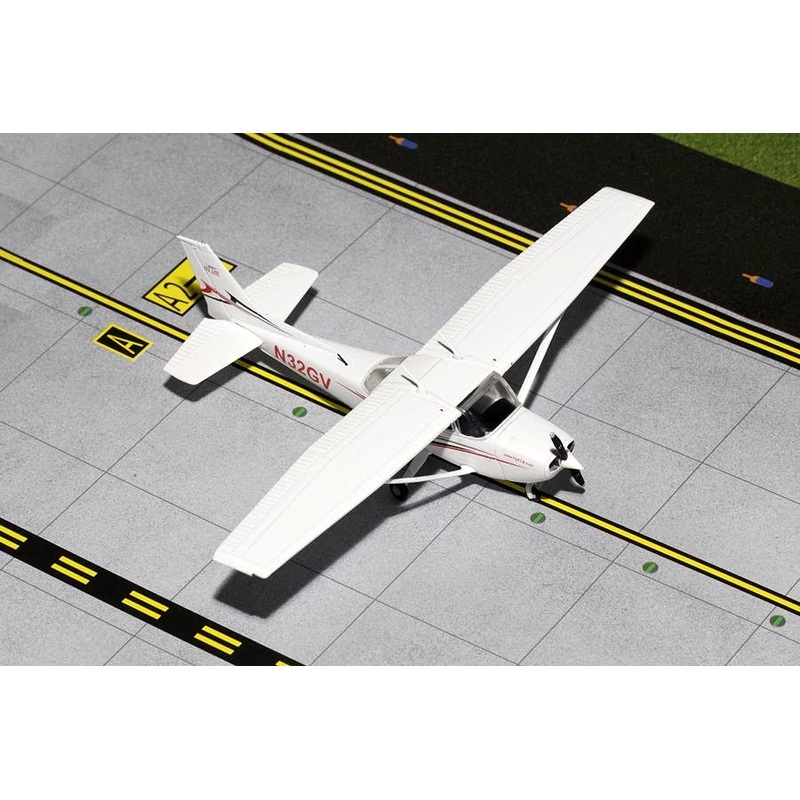 1/72 Cessna 172 Sporty's # 2 N32VG